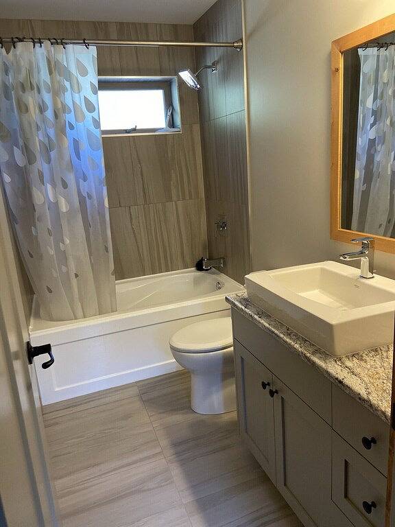 The Snowshoe House - 3 bed 2 bath cabin + hot tub in Fraser Valley Regional District