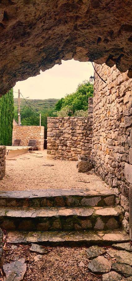 Location de vacances pour 8 personnes, avec piscine ainsi que vue et jardin à Cornillon - 4