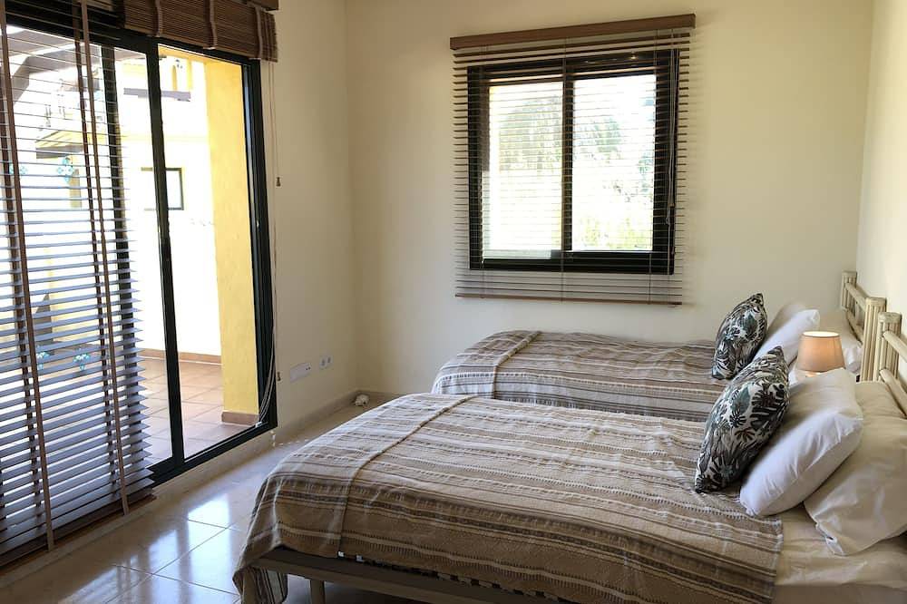 Luxury villa, 5 minutes walk to tennis centre, bars & shops , Hacienda del Golf in La Manga Club, Mar Menor