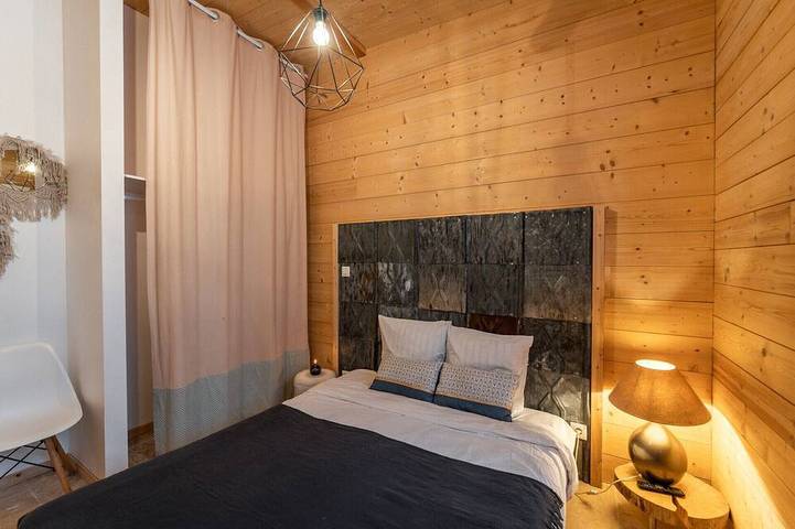 Gîte pour 10 personnes, avec piscine et jardin ainsi que jacuzzi et terrasse à Barbey-Seroux - 2