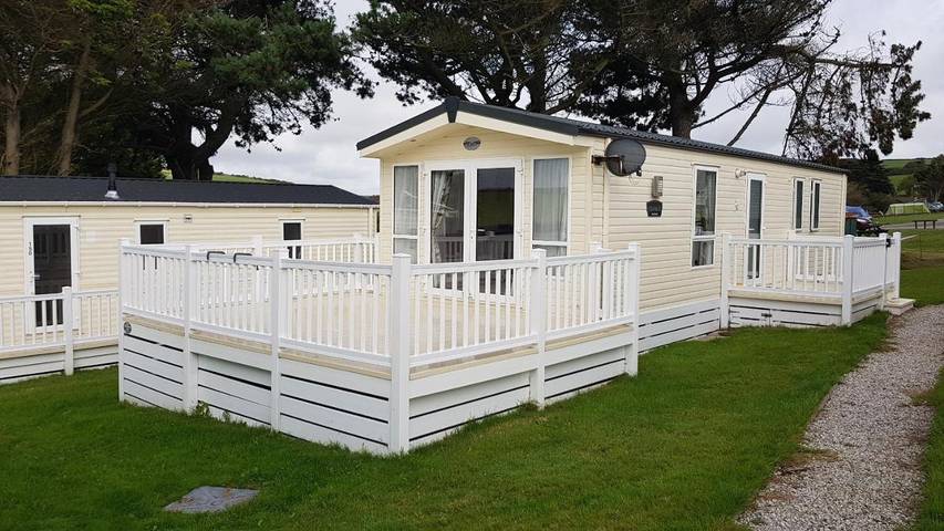 Camping pour 6 personnes, avec Balcon et Terrasse ainsi que Jardin et Bassin pour enfant