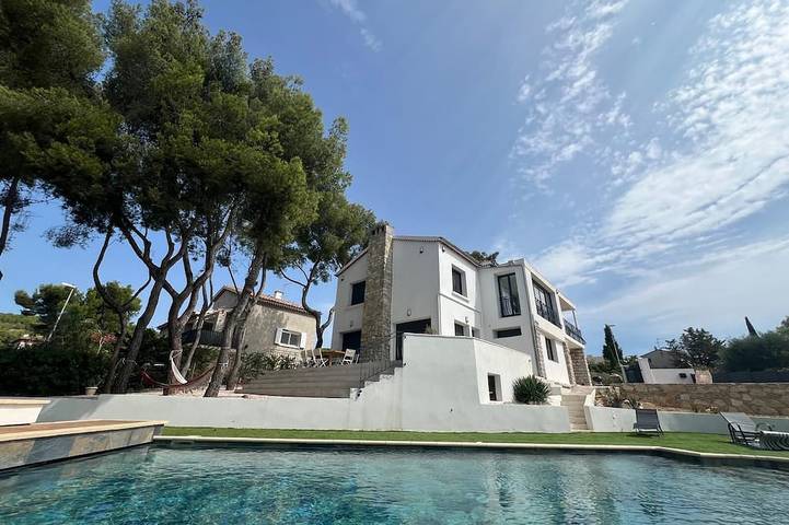 Villa pour 12 personnes, avec piscine ainsi que balcon et jardin, animaux acceptés à Bandol