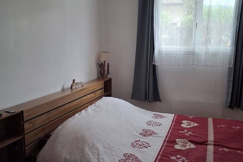 Appartement entier, Appartement 56M2 , jardin, 2 places de parking privé, linge de lit inclus in Scionzier, Région de Bonneville