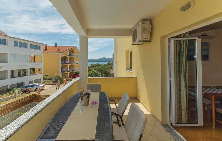 Apartament wakacyjny dla 4 osób, z ogród i basen oraz taras w Biograd na Moru