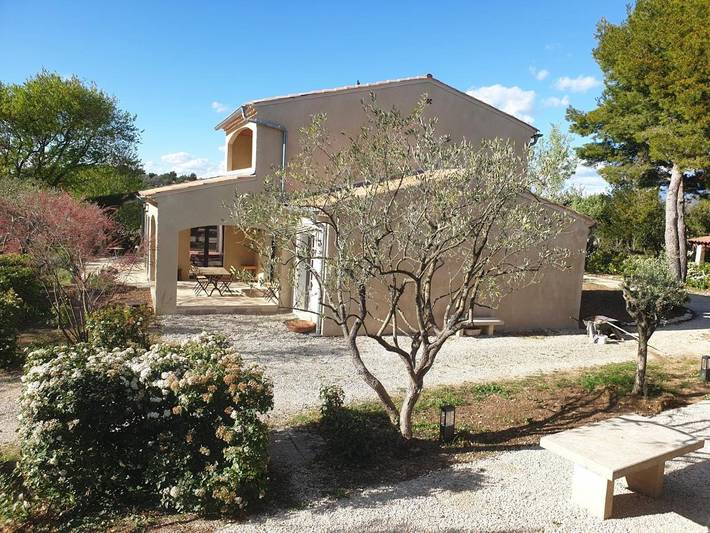 Location de vacances pour 6 personnes, avec piscine ainsi que vue et jardin à La Roque-sur-Pernes - 3