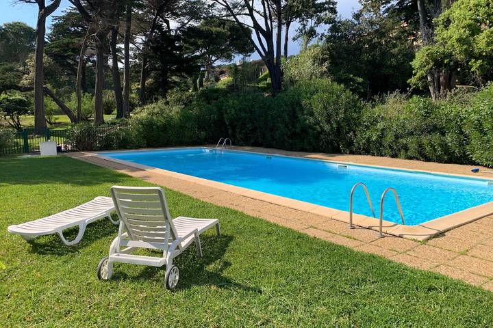 Location de vacances pour 10 personnes, avec terrasse ainsi que piscine et jardin, adapté aux familles dans Plage Du Pradeau