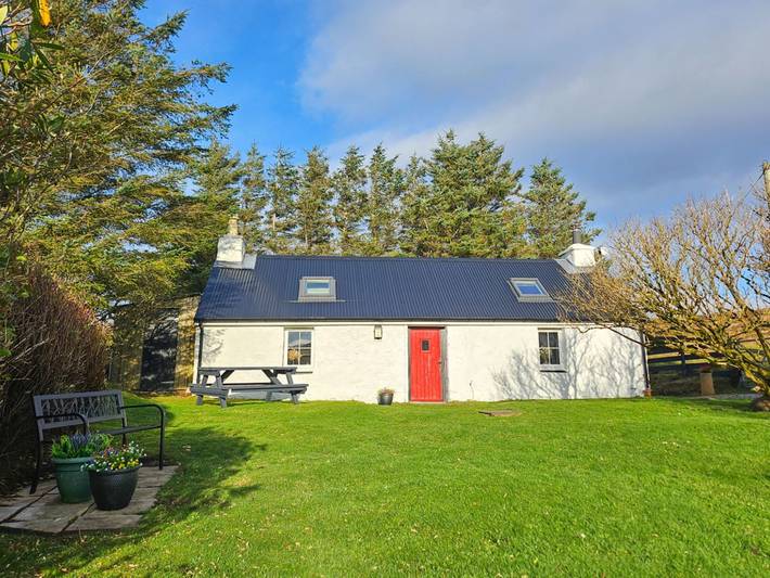 Holiday rental for 2 people, with terrace and view as well as garden on the Isle of Skye