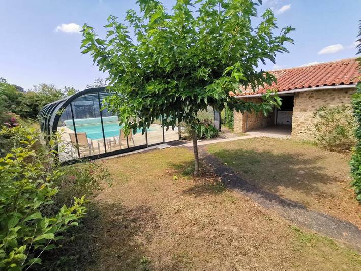 Location de vacances pour 10 personnes, avec piscine ainsi que jardin et terrasse à Bressuire - 4