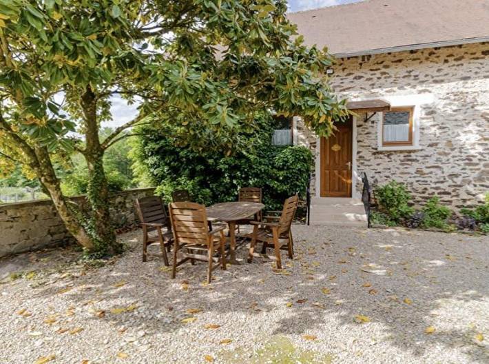Location de vacances pour 6 personnes, avec vue ainsi que piscine et jardin, animaux acceptés à Chalais (Aquitaine) - 2