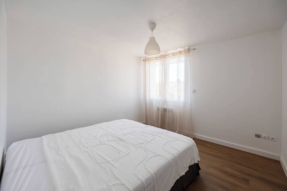 Entire apartment, Apartment close to the beach with a view! in Port-de-Bouc, Istres region