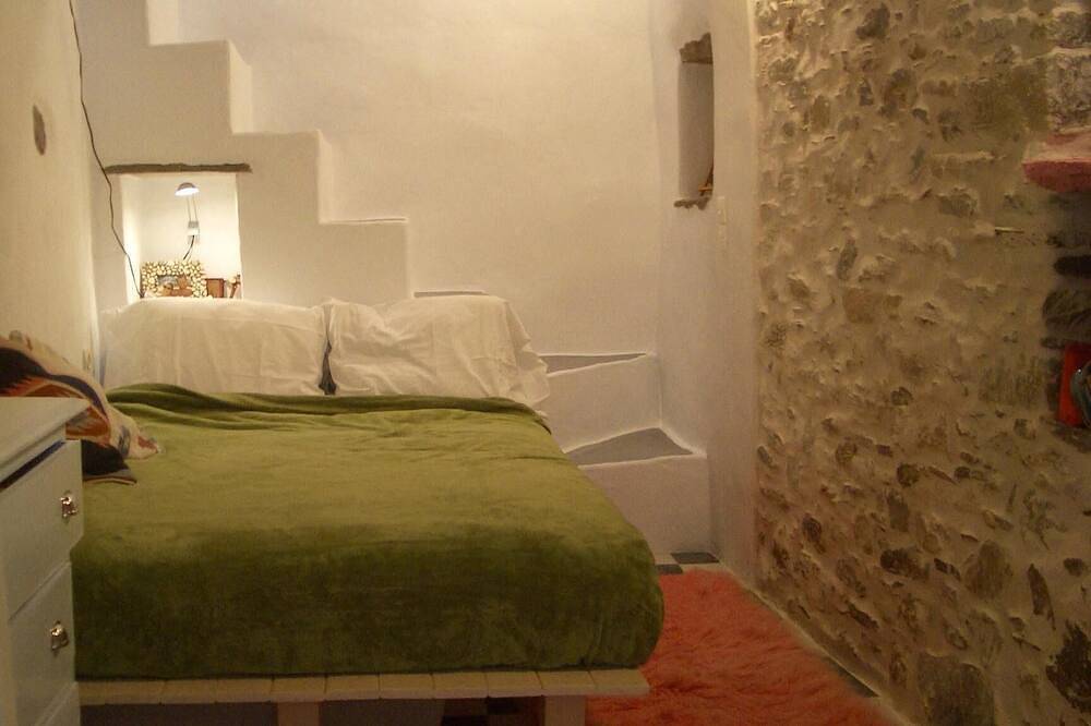 Traditionelles mittelalterliches Steinhaus in \"Ano Syros\" in Ermoupoli, Syros