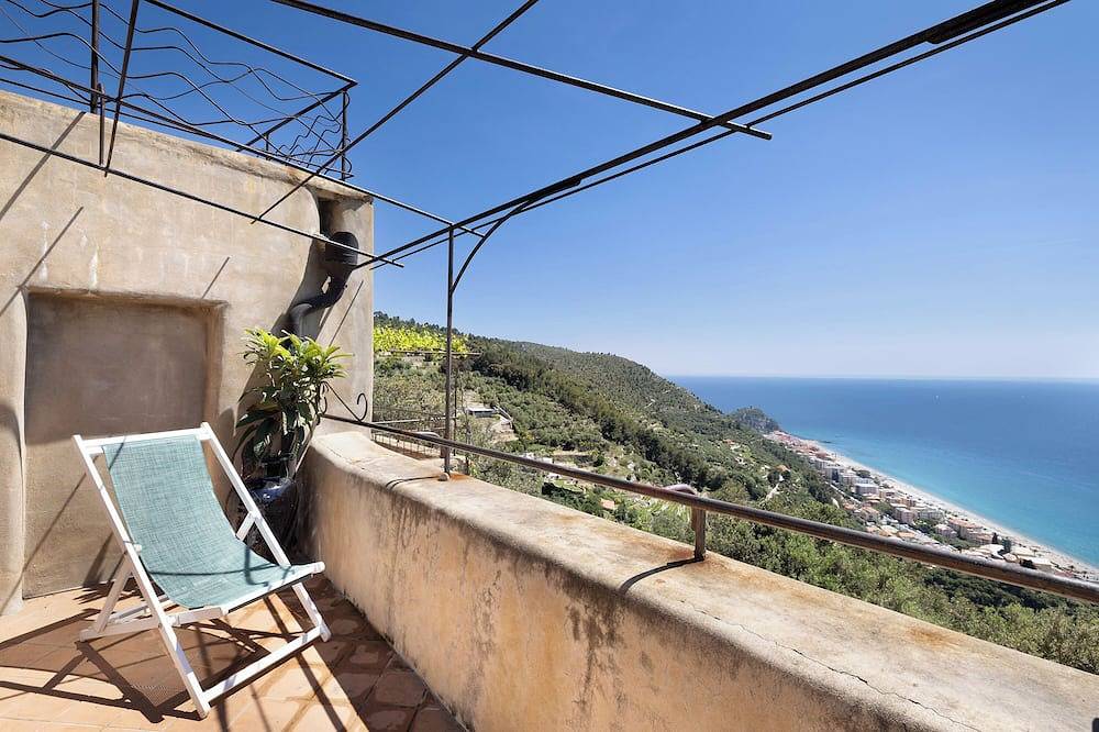 Entire apartment, Apartment 'Nespolo' with Sea View, Wi-Fi and Air Conditioning in Varigotti, Finale Ligure Municipality