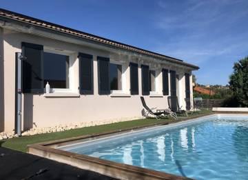 Gîte pour 4 personnes, avec terrasse ainsi que piscine et jardin dans le Puy-de-Dôme