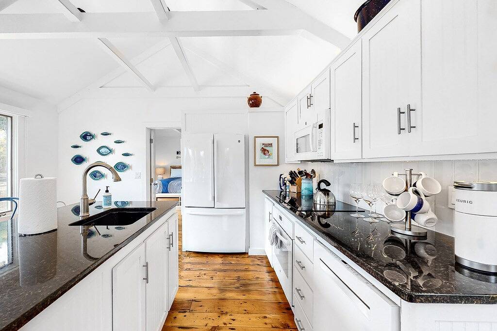 Oceanfront Cottage & Studio on Mill Cove w/ Water Views, Deck - Walk Downtown in Boothbay Harbor, Lincoln County (Maine)