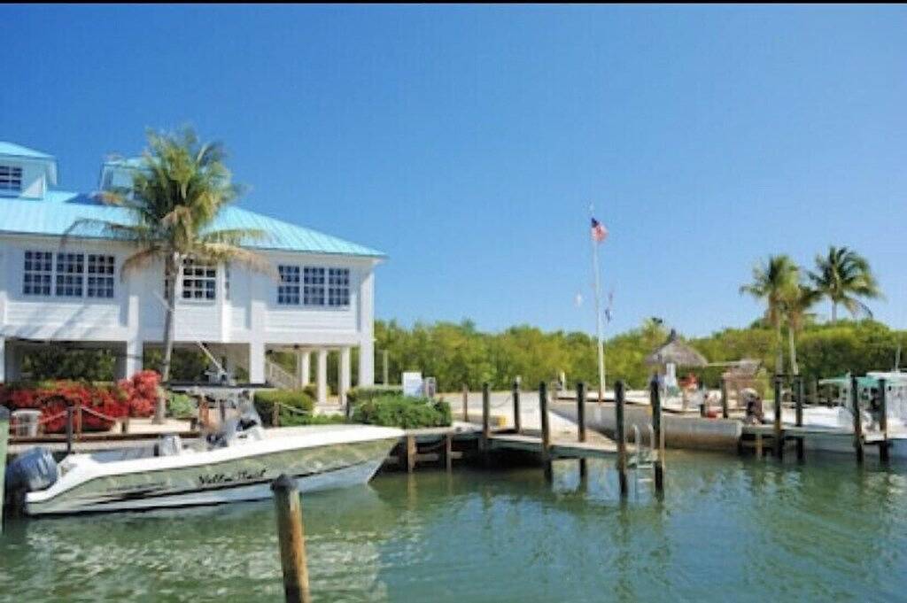 Ganze Wohnung, Chic Coastal Retreat with Pool, Marina, Beach Access & Resort-Style Amenities in Tavernier, Monroe County