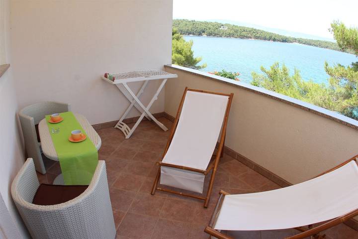 Gîte pour 2 personnes, avec piscine et terrasse à Jelsa