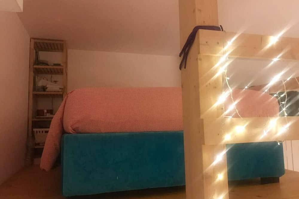 Apartamento entero, Casa del Árbol a lo Largo del Canal Naviglio Grande in Milán, Provincia de Milan
