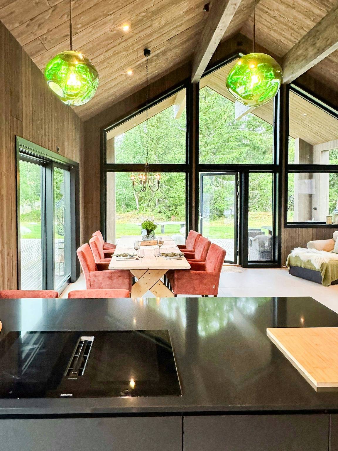 Cabane moderne au bord de la mer à Kvelia in Lierne (Norvège)