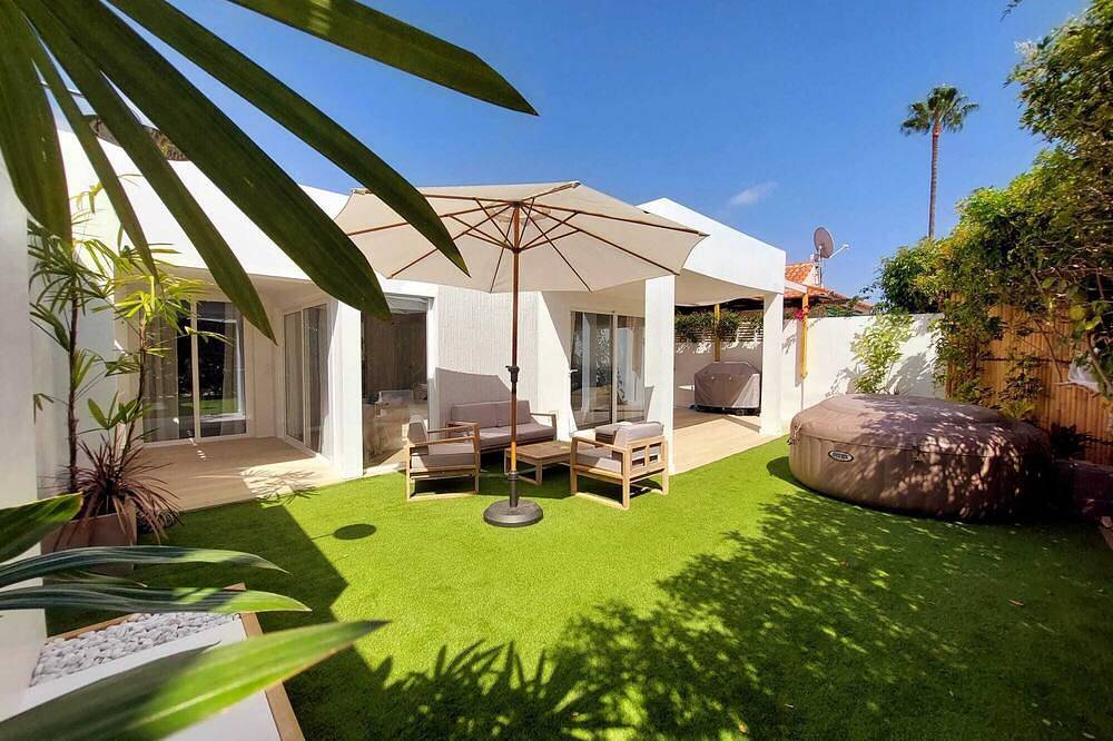 Beautiful bungalow with hydromassage, terrace and pool. in Maspalomas, San Bartolomé de Tirajana