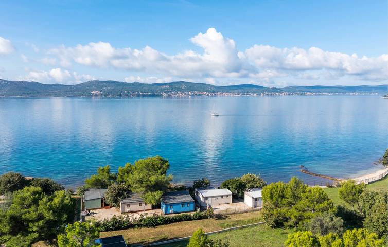 Cozy Apartment Near Beach with Wifi, AC, and Free Parking in Biograd na Moru, Zadar