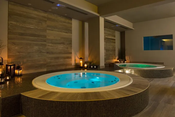 Hotel para 3 personas, con sauna además de jardín y jacuzzi - 1