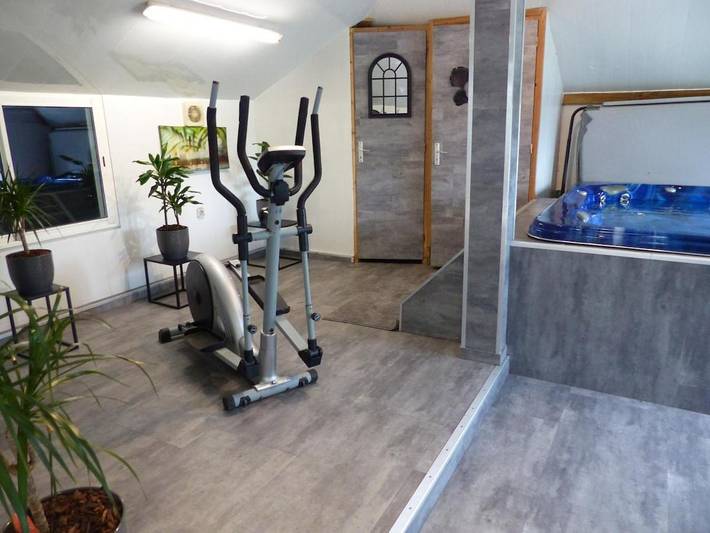 Location de vacances pour 18 personnes, avec jardin et jacuzzi ainsi que terrasse et piscine à Cléguérec - 4