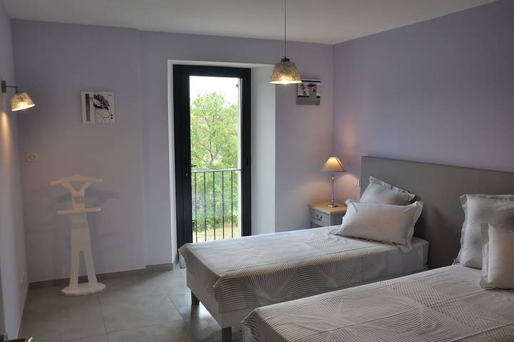 Gîte pour 12 personnes, avec jardin à Vinezac - 3