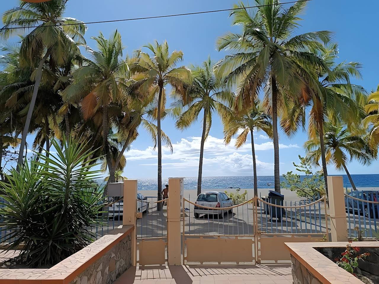 Apartamento entero, Bungalow Petit Trésor Vintage 80 con vistas al mar, Wi-Fi y aire acondicionado in Le Carbet, Martinica