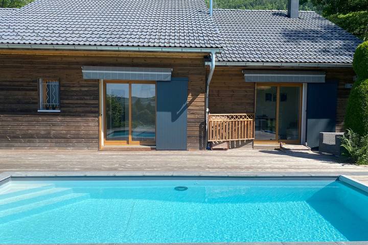 Villa pour 8 personnes, avec vue sur le lac ainsi que terrasse et piscine en Savoie