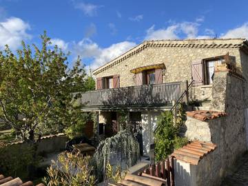 Gîte pour 4 personnes, avec terrasse dans Garde-Colombe
