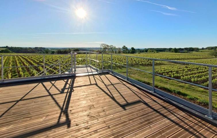 Location de vacances pour 8 personnes, avec Balcon et Jacuzzi ainsi que Jardin et Piscine à Belvès-de-Castillon