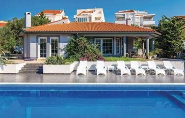 Ferienhaus für 8 Personen, mit Terrasse und Garten in Novalja