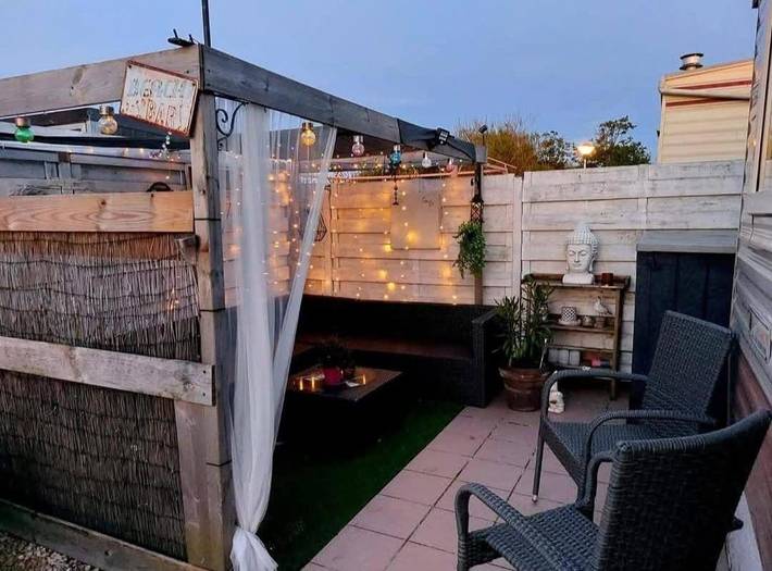 Camping pour 3 personnes, avec jardin ainsi que piscine et terrasse