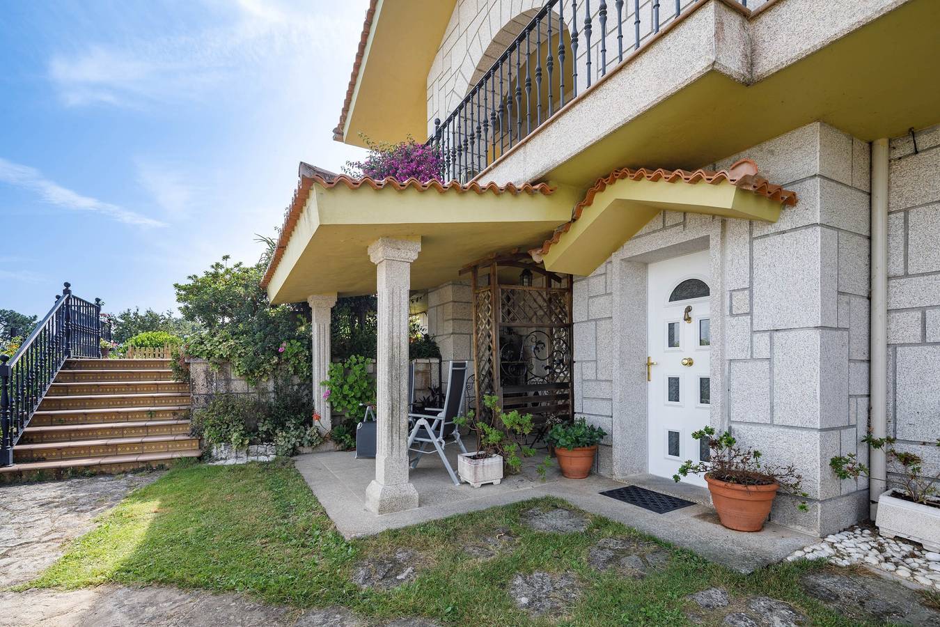 Apartamento entero, "Apartamento con jardin en un chalé" con vistas a la montaña, Wi-Fi, jardín y terraza in Bueu, Rias Baixas