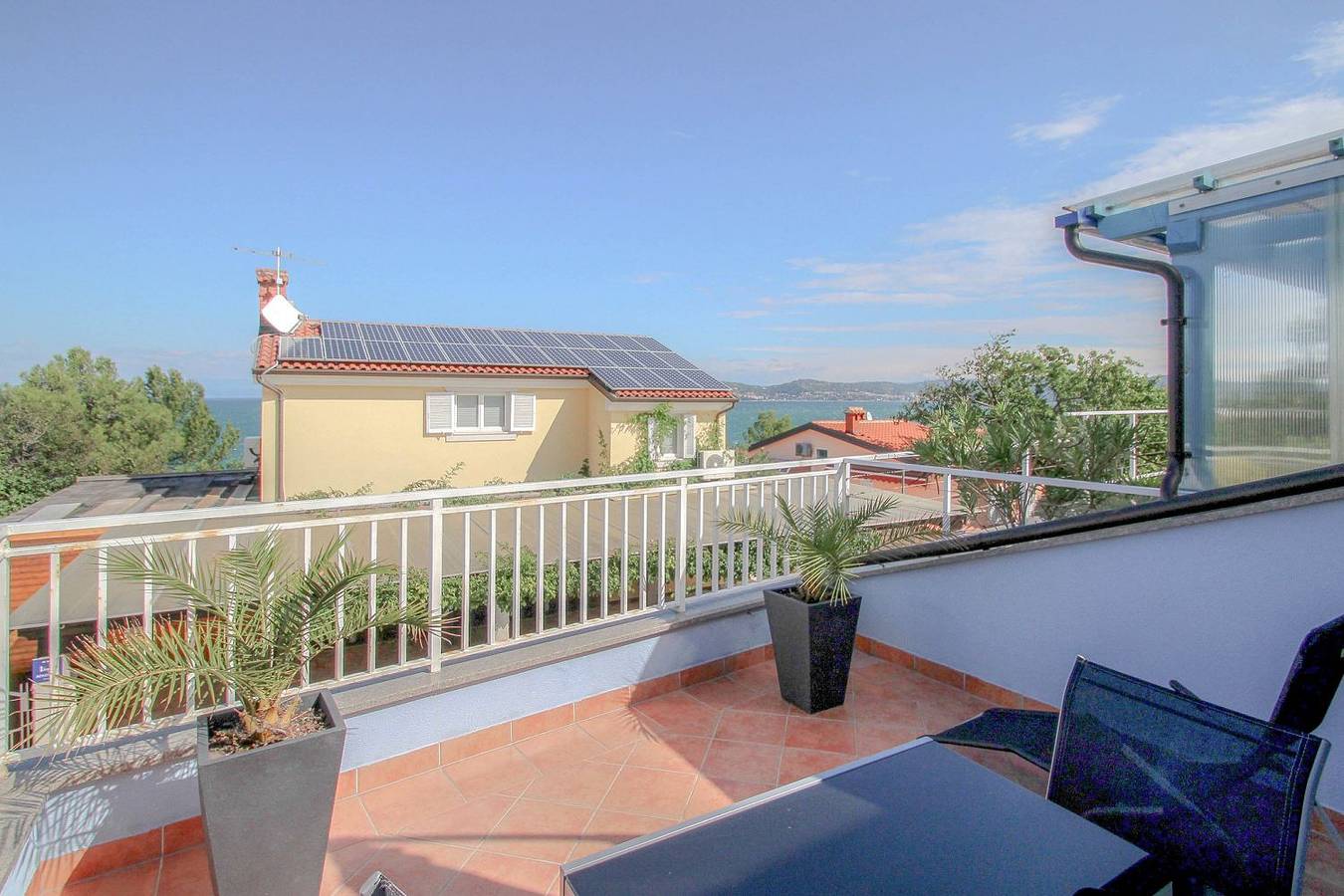 Ganze Wohnung, Helles Apartment nur 50 Meter zum Strand mit herrlichem Meerblick, Waschmaschine, Grill in Crveni Vrh, Umag und Umgebung