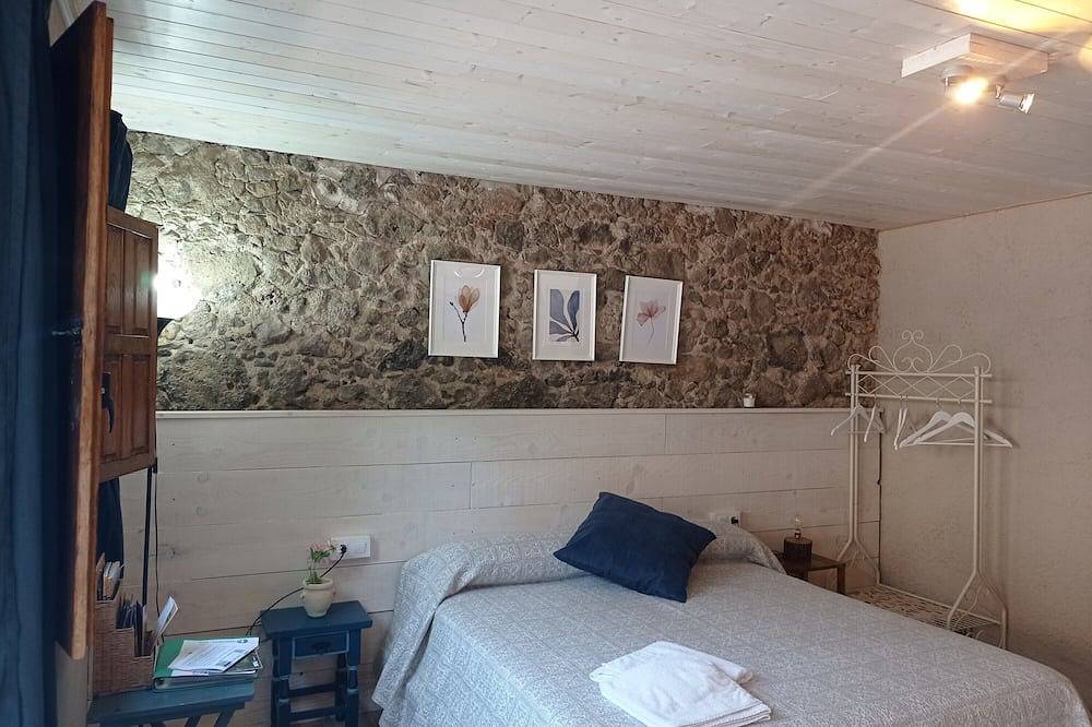 Rural House for 2 Guests with Air Conditioning and Private Garden in Sant Joan les Fonts, Zona Volcanica de la Garrotxa Natural Park