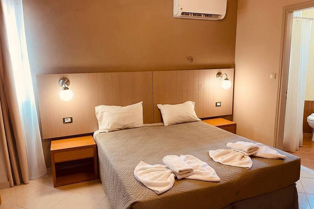 Du Sud Star Villa - 40meters to beach. Sleeps 8. in Platanias, Chania und Umgebung