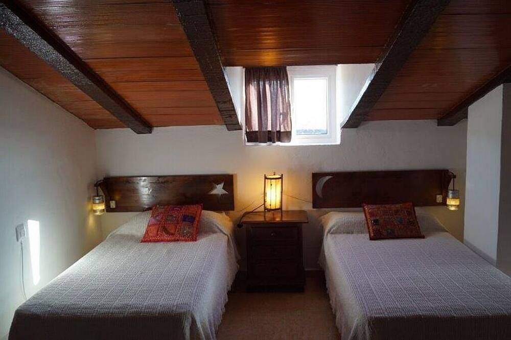 Casa rural el  recreo , tiene una amplia zona, con juegos para los mas pequeños in El Gastor, Pueblos Blancos