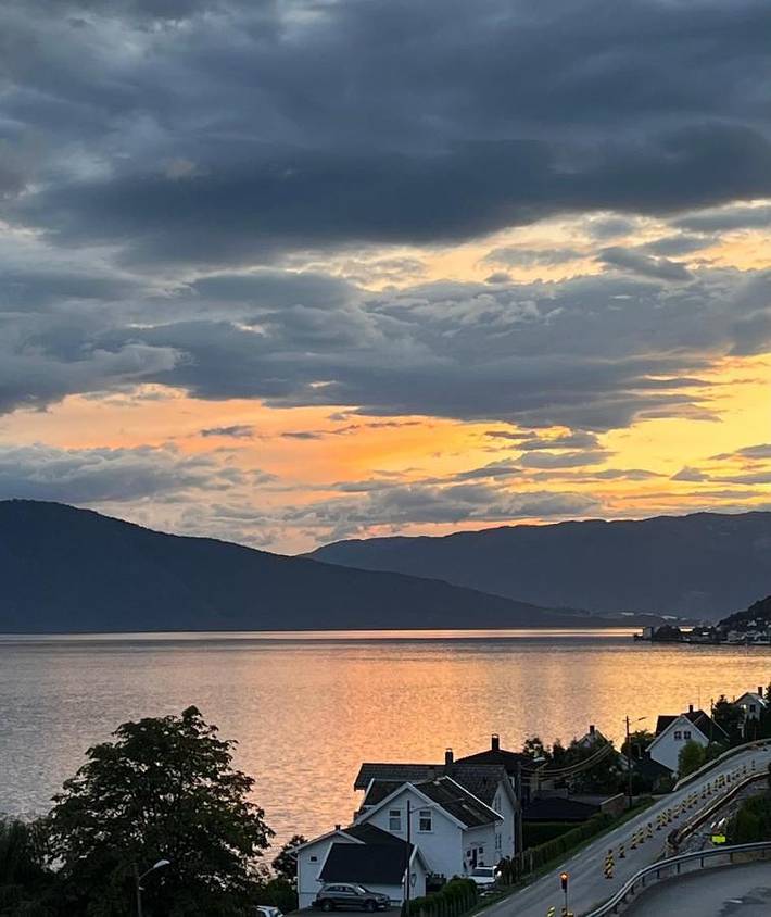 Ferienwohnung für 6 Personen, mit Balkon und Ausblick in Leikanger