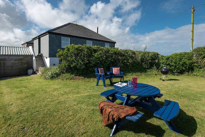 Vacation rental for 2 people, with yard in South West England