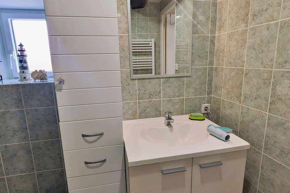 Charmant gîte à la campagne pour 2, Wi-Fi, terrasse, grand jardin de 3ha, pêche loisirs. in Chammes, Mayenne