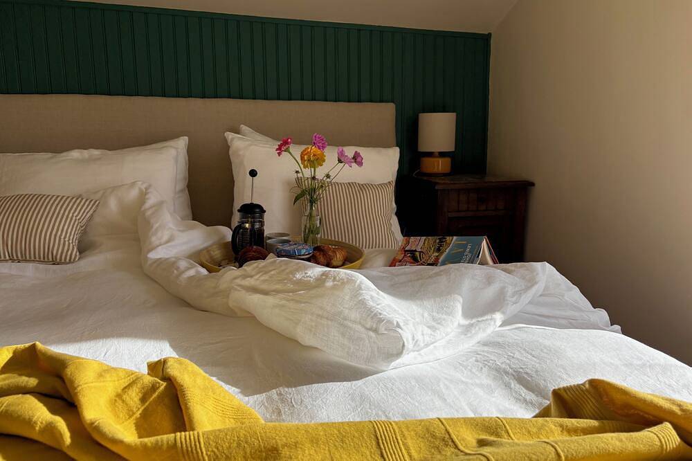 Stylish 1-bedroom cottage in beautiful landscape for relaxing stay - Le Néflier in Caylus, Tarn-et-Garonne
