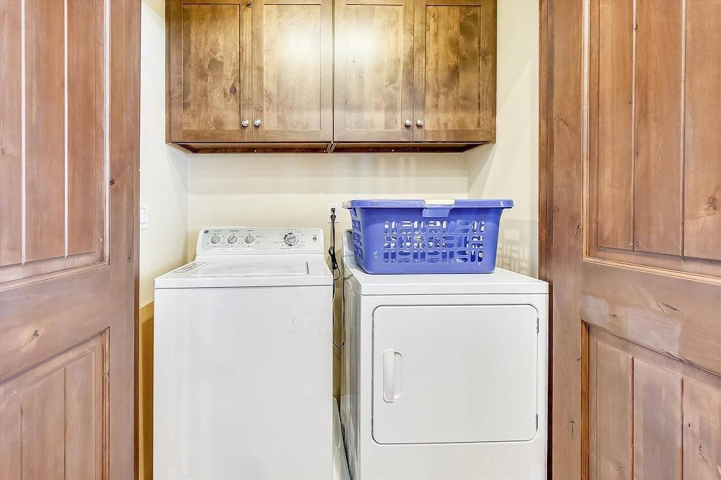 Ganze Wohnung, Neue Auflistung!! Boulders Community mit Fitnessraum, Whirlpools, Pool und mehr. Perfekte Lage zu Skigebieten und allen Wintererholungen! Perfekt für eine Familie oder eine große Gruppe von Freunden. in Truckee, Donner Lake