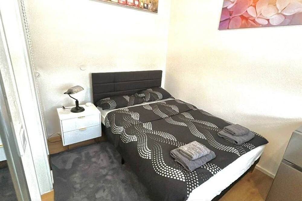 Double room with bed, desk and refrigerator. room :11 in Wuppertal, Bergisch region