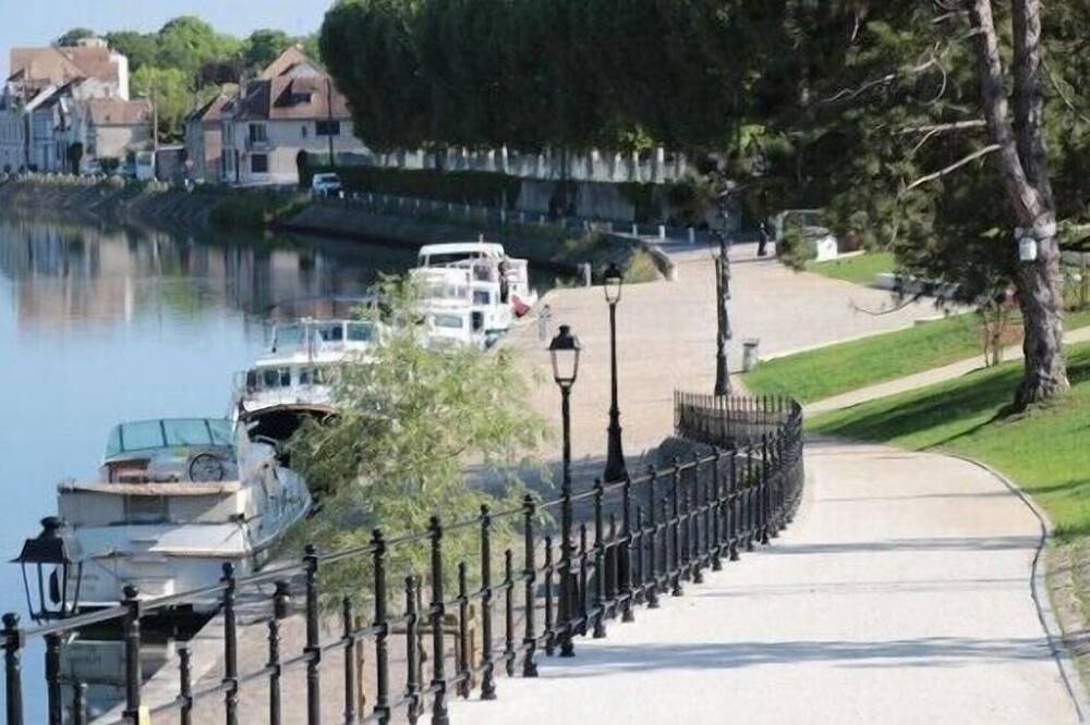 Apartamento entero, Charming Studio in the Heart of Sens /near Station in Sens, Río Yonne