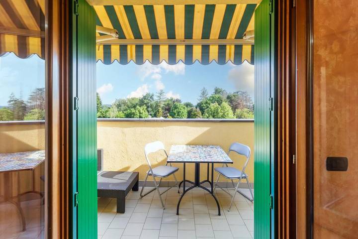 Apartamento inteiro, Apartamento 'Orange House' com vista para a montanha, terraço privado e acesso Wi-Fi in Viggiù, Município de Viggiù