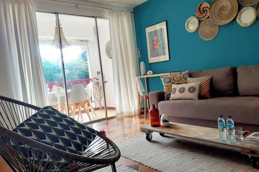 Entire apartment, Quality accommodation - Sea view, private beach access in Schœlcher, Martinique