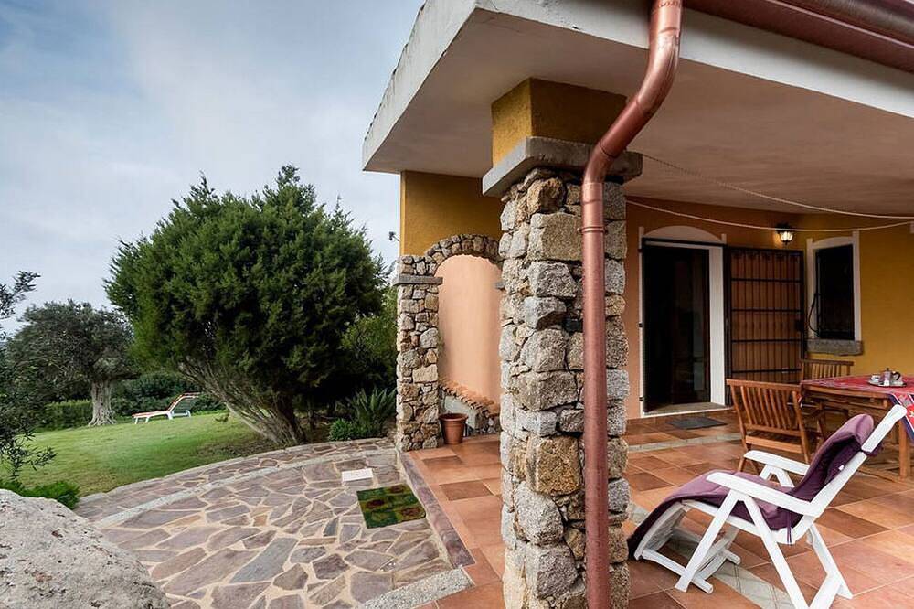 Villa for 8/9 people, sea view, 4 bedrooms, 2 bathrooms, large private garden in Mercuri, Sant'Antioco