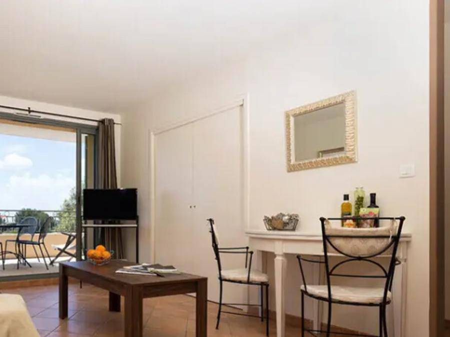 Madame Vacances - Résidence Provence Country Club - Appartement 6 personnes - 3 pièces 5/6 personnes - Climatisé in Saumane-de-Vaucluse, Vaucluse