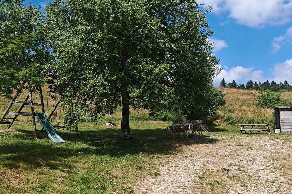 Large renovated family gite, at the foot of the hiking trails and trails, land in Septmoncel Les Molunes, Parc naturel régional du Haut-Jura